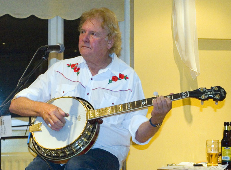 Dave Cousins playing the banjo